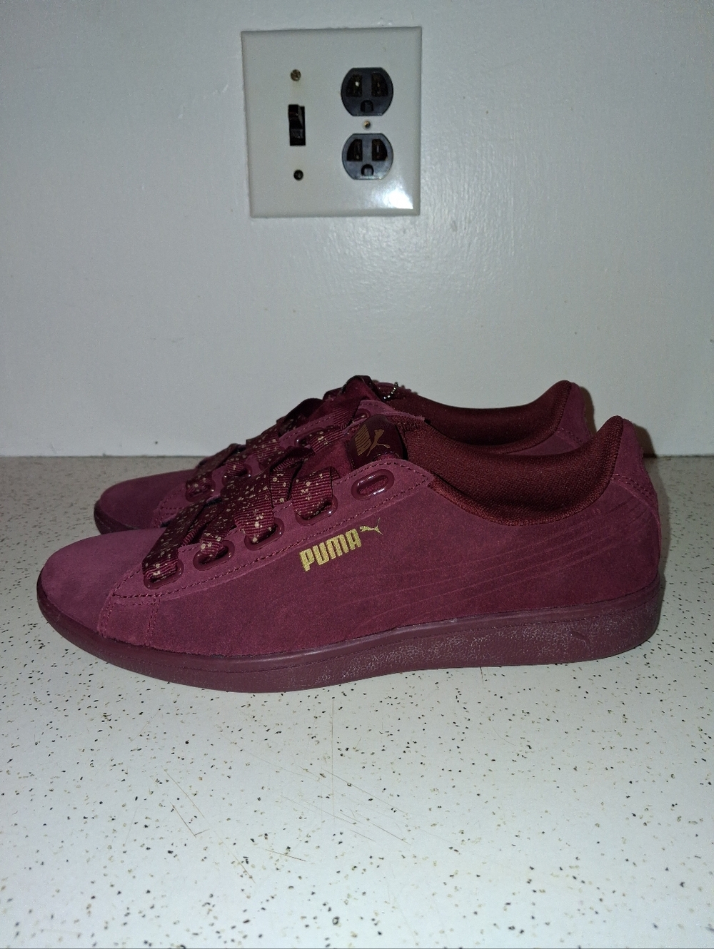 WOMENS 8 - PUMA VIKKY RIBBON. PRE-OWNED, NO BOX.